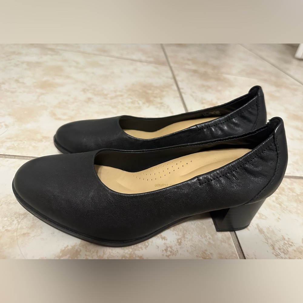 Size 7 small pump Clarks black leather shoes. Never worn.